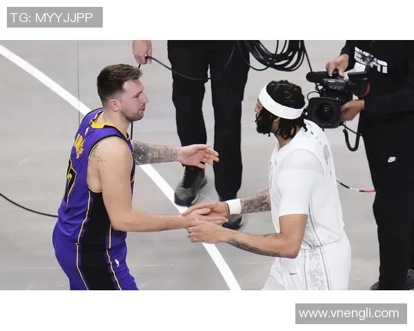 镜头捕捉:独行侠赛场小动作引发热议 镜头捕捉:独行侠赛场小动作引发热议