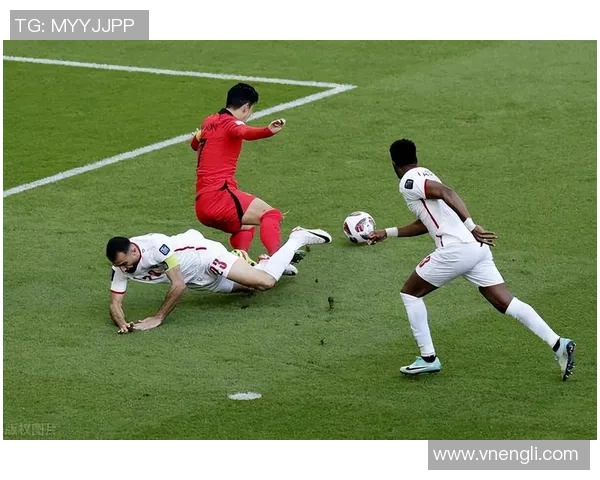 孙兴慜赛场小动作引发热议 细节背后的体育精神与争议分析